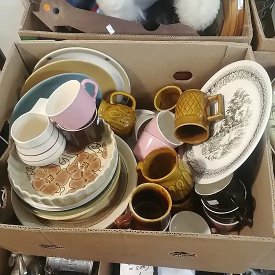 BOX OF C/LYNN KITCHEN CHINA