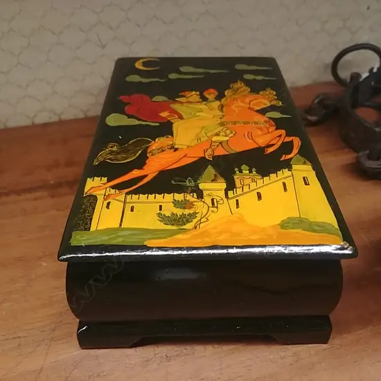 RUSSIAN DECORATED TRINKET BOX