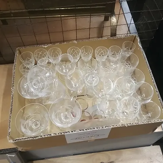 BOX LOT GLASSES & CRYSTAL SUNDAES