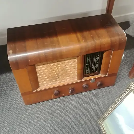 OLD 'COURIER' VALVE RADIO 