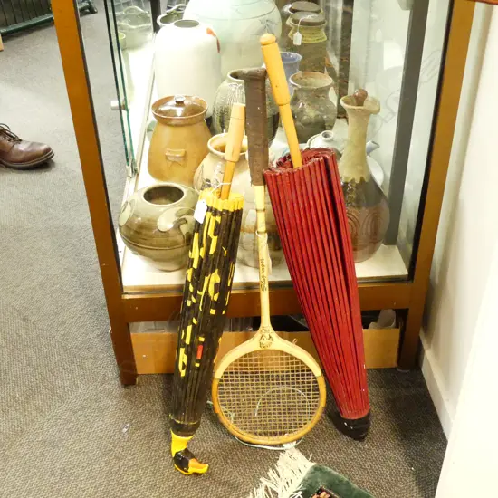 2 VINTAGE PARASOLS + SQUASH RACKET 