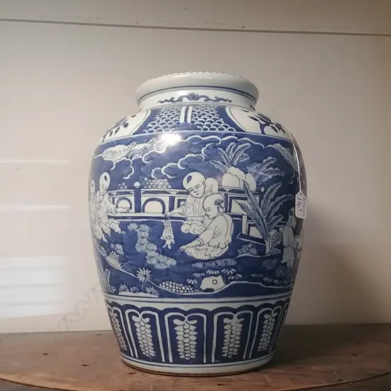 LARGE B/W CHINESE VASE