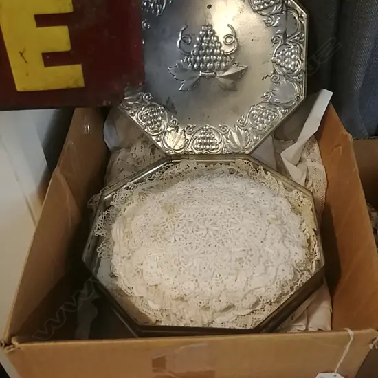 LARGE LOT OF TABLE LINEN +DOILIES