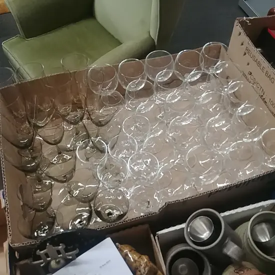 TRAY OF MIXED GLASSES