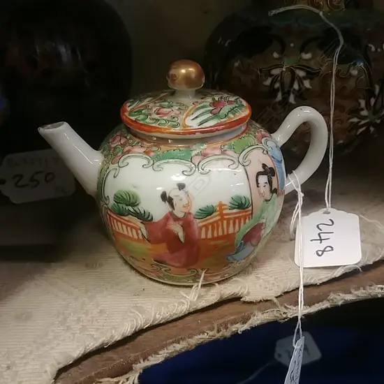 FAMILLE ROSE TEAPOT