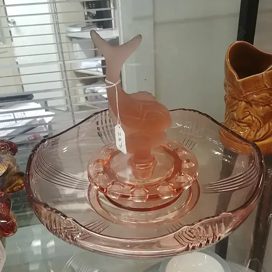 GLASS BOWL WITH FISH CENTRE PIECE