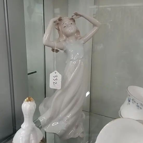 TUPTON LLADRO TYPE FIGURINE