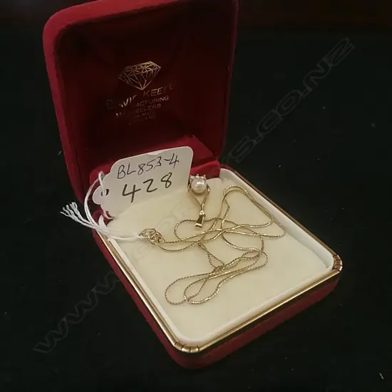 9CT GOLD PEARL,DIAMOND PENDANT ON CHAIN