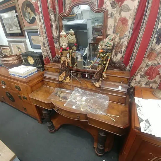 VICT DRESSING TABLE