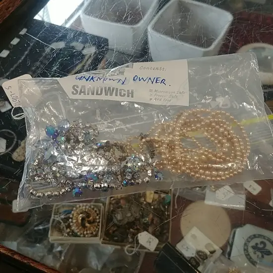 COSTUME PEARLS & COSTUME JEWELLERY (CH)