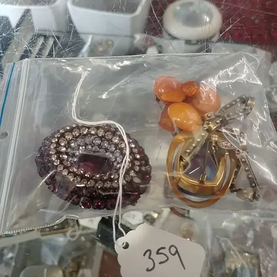 BAG BROOCHES ETC (DB)