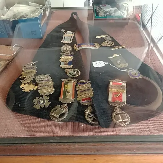 VINTAGE MASONIC COLLAR WITH MANY SILVER & OTHER JEWELS