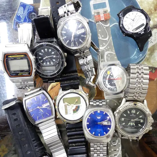 BOX OF MENS WATCHES 