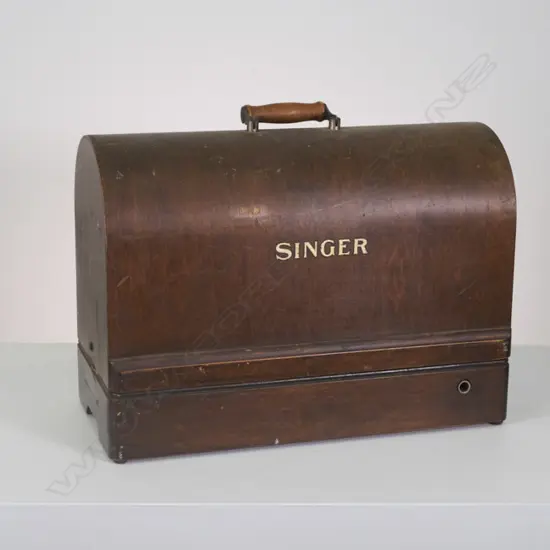 CASED VINTAGE SINGER SEWING MACHINE, LOCKED