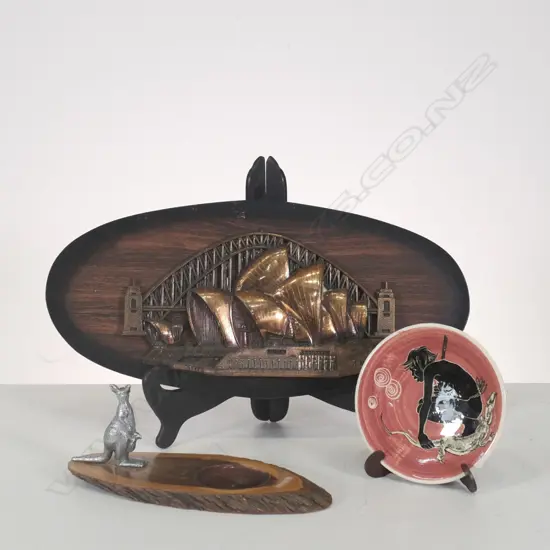 SM MARTIN BOYD HAND-PAINTED DISH & 2 AUSTR SOUVENIRS, WIDEST 390MM