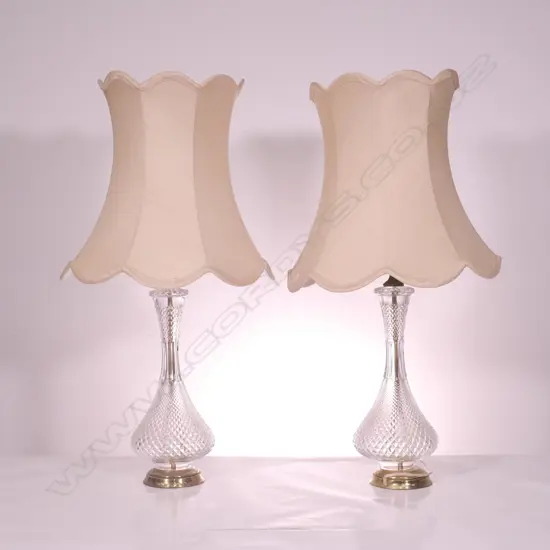 A PAIR OF CRYSTAL AND BRASS SIDE LAMPS WITH SHADES, H 800 MM
