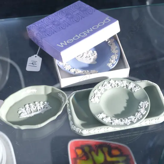 3 GREEN WEDGWOOD JASPERWARE PLATES + 1 BLUE W. 140MM