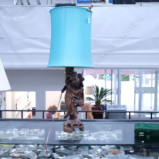 CARVED WOODEN CHINESE FIGURE STANDING LAMP + SILK SHADE, H. INCL SHADE 770MM