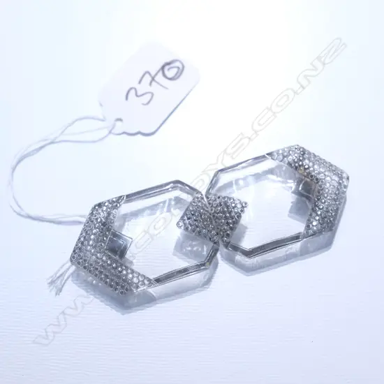 GLASS AND STEEL BUCKLE