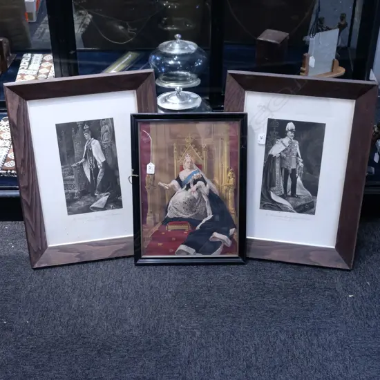 PR OAK FRAMED ENGRAVINGS EDWARD VII / QUEEN ALEXANDRA. FRAMES H. 600MM X 450MM + QUEEN VICTORIA LITHOGRAPH