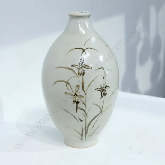 MARKED JAPANESE POTTERY VASE IN BOX. VASE H. 235MM