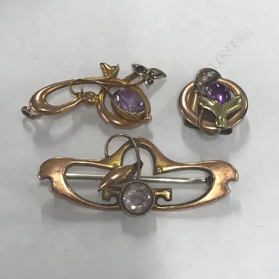 3 x 9ct & UNMARKED GOLD NOUVEAU GEMSTONE SET BROOCHES - AF. TOTAL 5.2gm