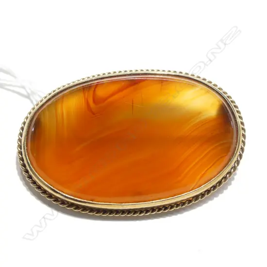 9CT GOLD FRAMED AGATE PANEL BROOCH 46MM WIDE