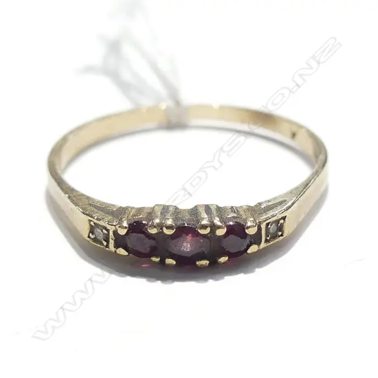 VINTAGE 9CT & 3 STONE GARNET RING 1.45GMS