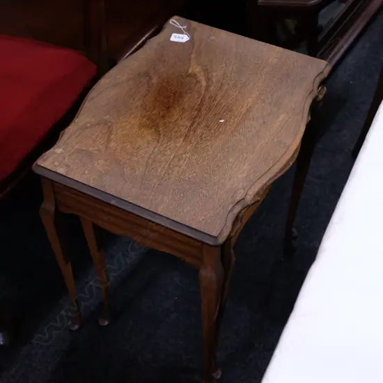 AN OAK NEST OF 2 TABLES