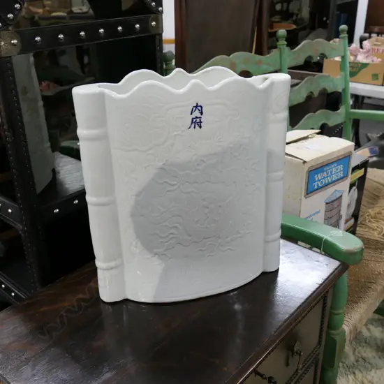 WHITE CHINESE VASE