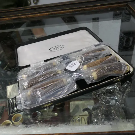 CASED SET OF 1960s STEAK KNIVES, IN BOX. AS NEW