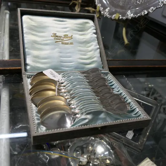 CASED SET OF 800 SILVER TEASPOONS 302gms