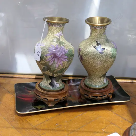 PR OF CHINESE CLOISONNE VASES ON WOOD STANDS, H.220mm & ORNAMENTAL TRAY