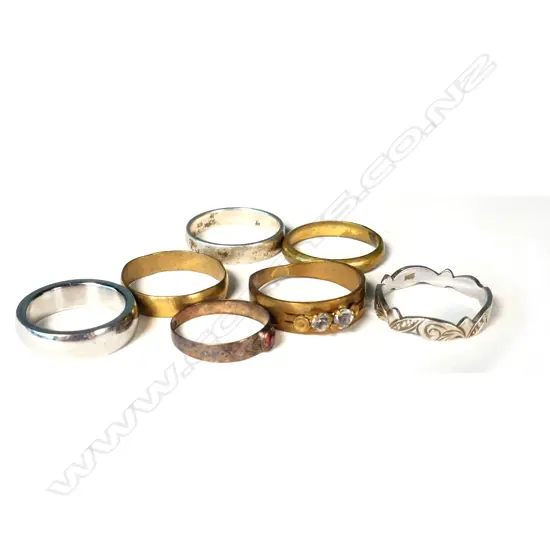 COLLECTION OF 7 ASSORTED GOLD & SILVER RINGS