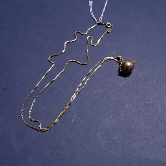 14CT GOLD CHAIN (4.94G) WITH 9CT GOLD BALL PENDANT (2.8G)