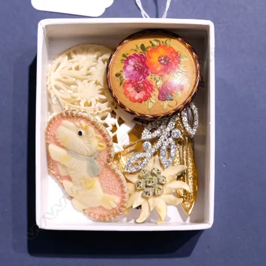 ASST VINTAGE BROOCHES, INCL BONE, SCOTTIE DOG