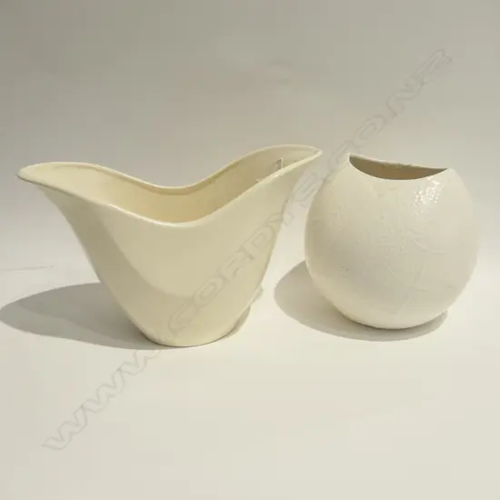 2 CROWN LYNN VASES H 150 MM