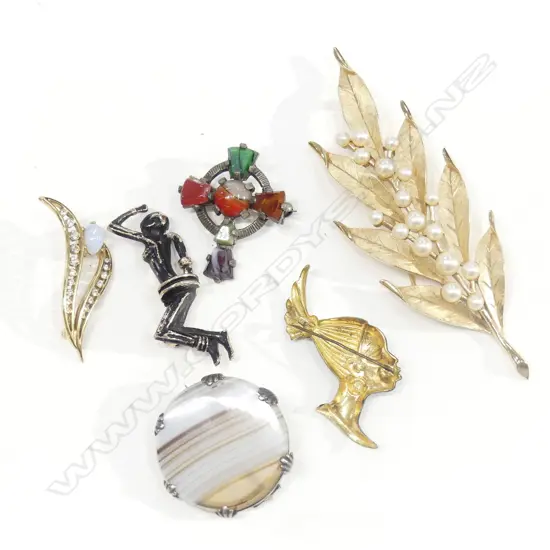 SIL BANDED AGATE BROOCH; & 5 OTHER ASSORTED BROOCHES