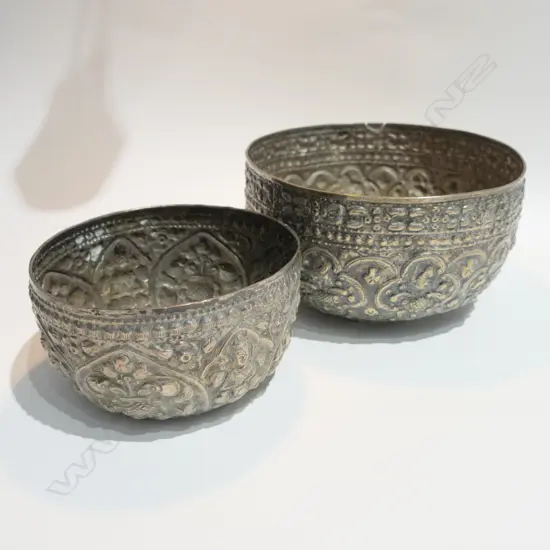 TWO LARGE THAI SILVER BOWLS  H. 120 MM