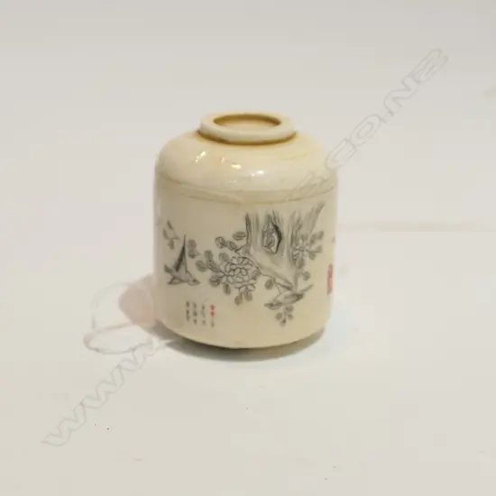FINELY CARVED IVORY SNUFF BOTTLE NO LID/SPOON