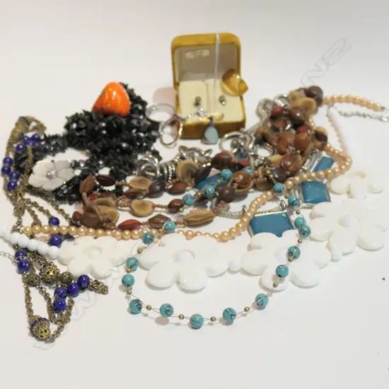LOT ASST COSTUME JEWELLERY/ RINGS / OPAL PENDANT