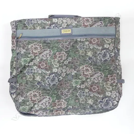 1 TAPESTRY STYLE TRAVEL CLOTHING BAG & CLOTHING RACK