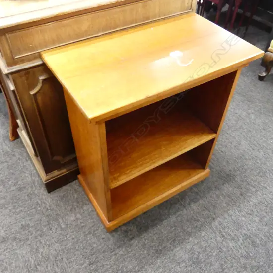 OAK BOOKSHELF W. 580MM X H. 640MM