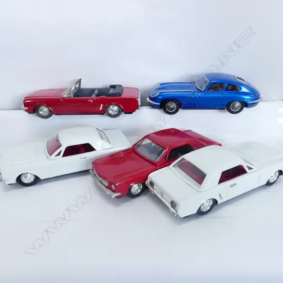 BOX OF 5 LARGE SCALE JAPANESE TINPLATE CARS