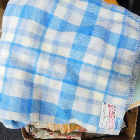 LOT ASST FABRICS AND WOOLLEN BLANKETS 