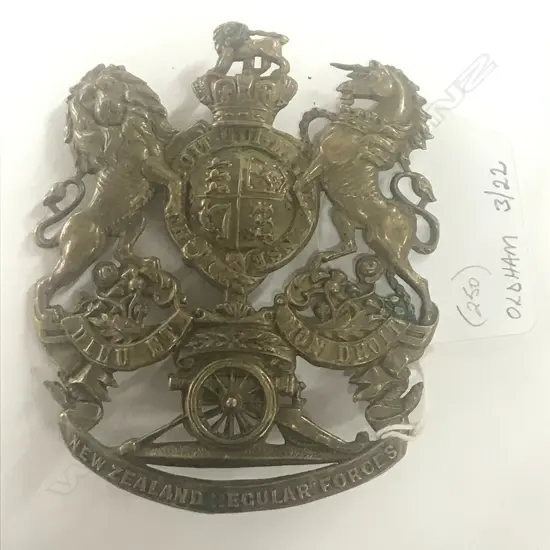ROYAL NZ ARTILLERY REGULAR FORCES HELMET PLATE 1897 [base scroll; QVC; brass]