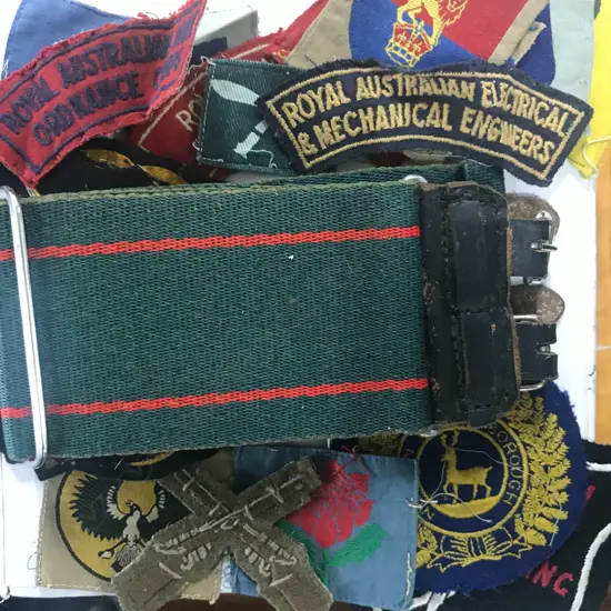 RNZIR (BORNEO) DURHAM LIGHT INF. STABLE BELT & COLLECTION OF CLOTH BADGES