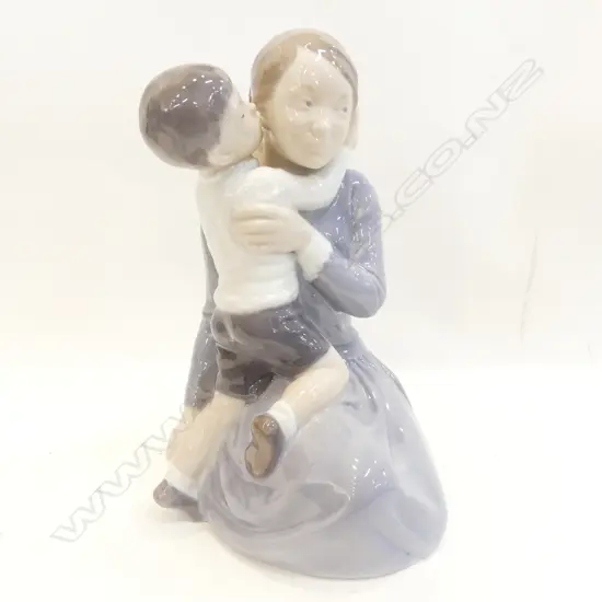 ROYAL COPENHAGEN 3757 MOTHER AND SON