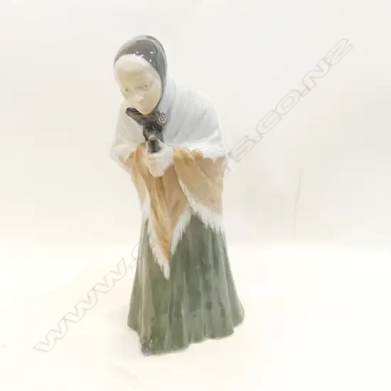 ROYAL COPENHAGEN 892 OLD WOMAN
