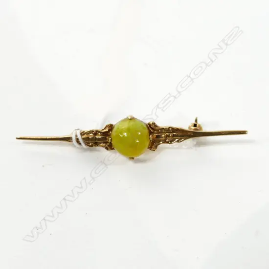 EDW 9CT BAR BROOCH JADE  STONE 2.96GMS